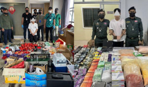 シハヌークビル 中国人のホテルの部屋から大量の麻薬と武器