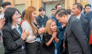 韓国訪問中の首相、「海外雇用政策で国民を見捨てることはない」