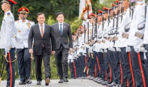 フン・マネ首相がシンガポールに到着、首脳らと会談