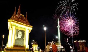 18日、元国王の妃の88歳の誕生日を祝う