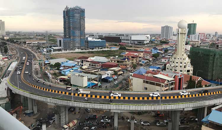 プノンペン　交通渋滞の緩和へモロドク テチョ高架橋の建設工事