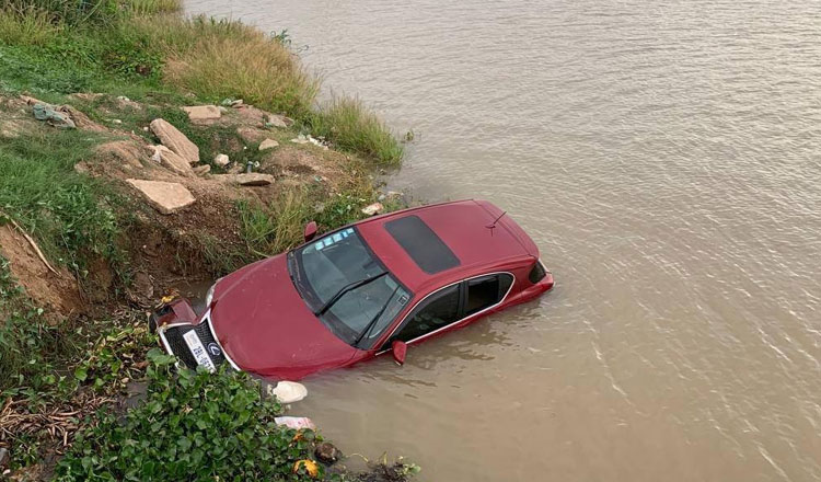 プノンペンで運転手が予定外の水上迂回？