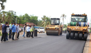 国道31号線復旧工事はほぼ90％完了し、1年契約よりも早く完成する予定