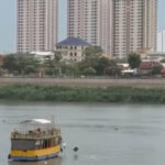 プノンペン中心部の川にゴミ投棄の観光船の免許を取消　一罰百戒になるか？
