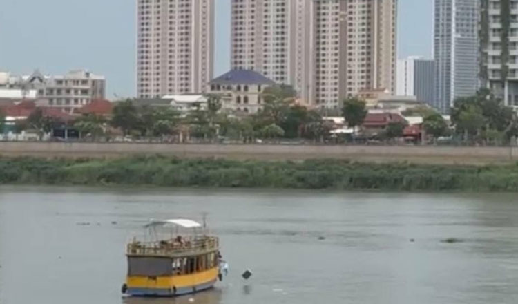 プノンペン中心部の川にゴミ投棄の観光船の免許を取消　一罰百戒になるか？