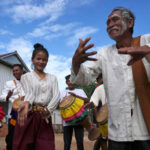 村人たちは幸運と雨を乞い、「守護神」に祈る