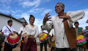 村人たちは幸運と雨を乞い、「守護神」に祈る