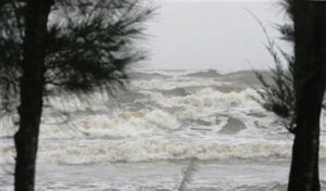 <警報> 沿岸部に荒天ため、漁師や観光客に海に出ないように!