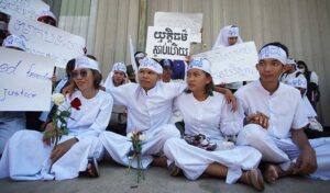 10人の「母なる自然」の活動家に長期の懲役刑