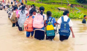 コンポンチャム州の住民 小学生が川を渡れるように橋の建設を要請