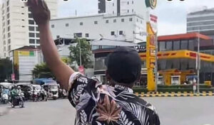 プノンペンの信号交差点 国王を侮辱した男が逮捕される