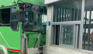 プノンペン トラックが検問所に衝突