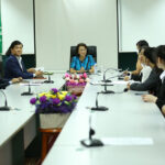 女性省大臣　奨学金受賞者から表敬訪問を受ける