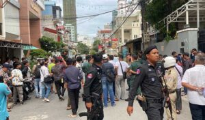 <続報> 首相、路上で麻薬中毒者の刃物で殉職した警官を悼む