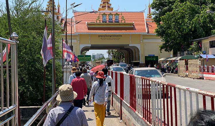 カンボジア・タイ国境通過パスを毎日1万人が利用