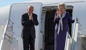 国王と前国王夫人 健康診断のため北京へ出発