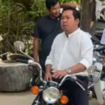 プノンペンの区長、ヘルメットをかぶらずに運転して懲戒処分