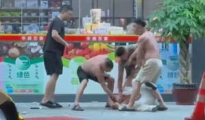 プノンペン 中国人男性が同胞の一団に斧で襲われ、重傷