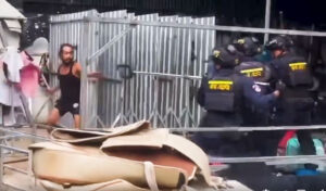 狂気の沙汰 マチェーテ(斧)を持った薬物男を制圧