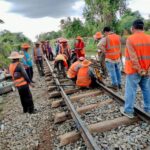 ポーサットで列車脱線事故、線路修復で復旧へ