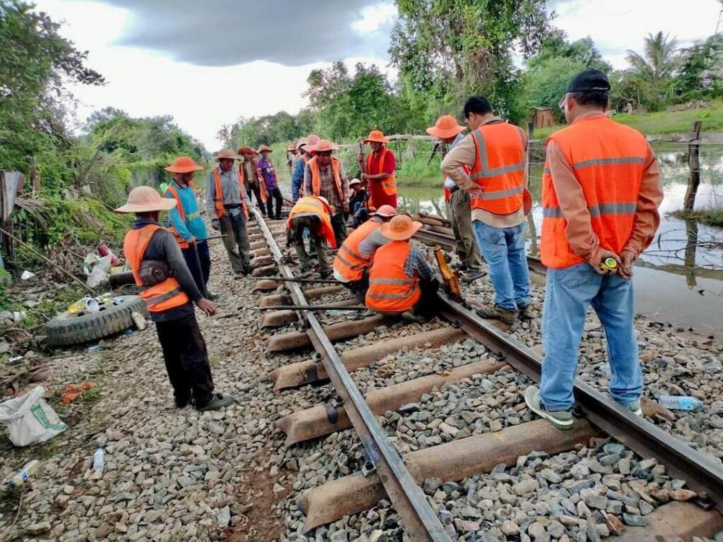 ポーサットで列車脱線事故、線路修復で復旧へ