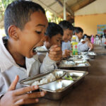 シェムリアップで学校給食ワークショップを開催