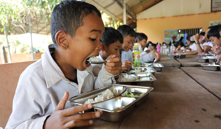 シェムリアップで学校給食ワークショップを開催