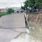 プノンペンの道路が「水の流出」により崩壊