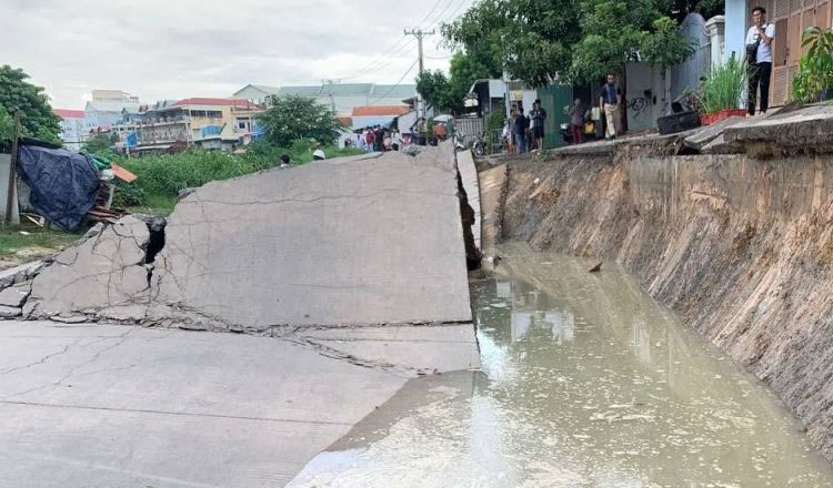 プノンペンの道路が「水の流出」により崩壊