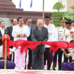 プノンペン　憲法記念日で新記念碑の落成式を祝う