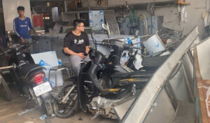 プノンペン 中国人運転の車が住宅に突っ込む