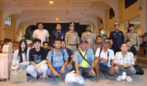 タイ人13人を不法就労で強制送還に