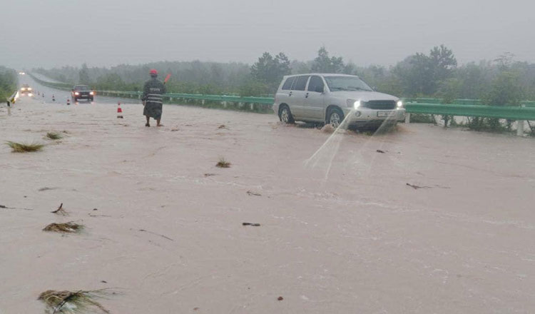 プノンペン-シハヌークビル間の高速道路で冠水、今後の気候変化に注意