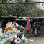 プノンペンの住民、路上で「悪臭を放つ」ゴミの山の撤去を要求