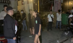 プノンペンのナイトクラブで警備員に殴られたと抗議が起こる