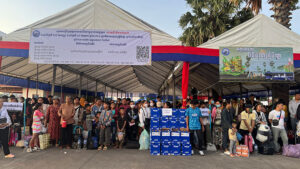 29日プノンペン　無料公共バスで数百人が地方へ帰省