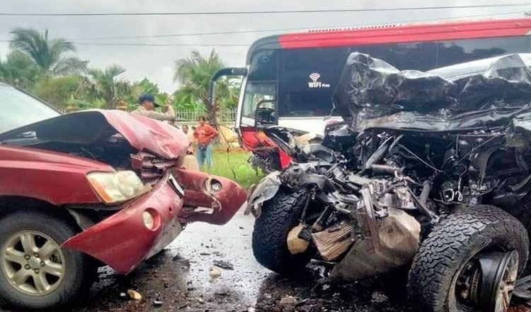 カンダル州国道1号線　車両3台が絡む事故、中国人2人死亡