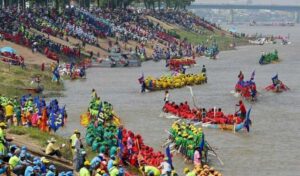 各地で「水祭り」の準備が始まる