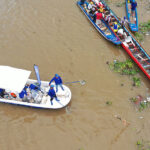 プノンペン　水祭りの準備に川の清掃を始める