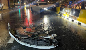 プノンペン 高級車の自爆衝突事故、車の女運転手は現場から逃走