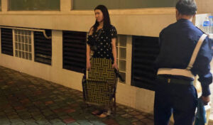 プノンペン 中国人女性がタクシー運転手に椅子とナイフで暴行