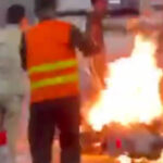 プノンペンのガソリンスタンドでバイクが炎上、騒然となる