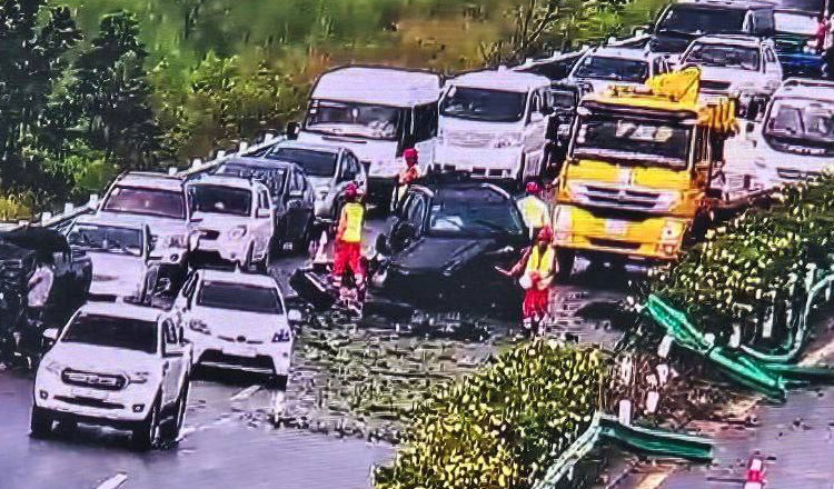 プノンペン-シハヌークビル高速道路の中国人運転の事故で渋滞発生