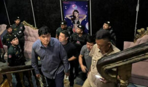 警察は違法麻薬や賭博の巣窟のナイトクラブを捜索、8人逮捕