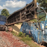 ポーサット州　列車が脱線しコメが大量に放出、幸い負傷者無し