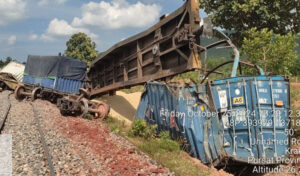 ポーサット州 列車が脱線しコメが大量に放出、幸い負傷者無し