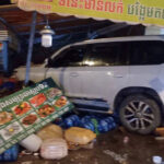 中国人運転の車、運転ミスで屋台と家屋に激突　夜遊び帰りか