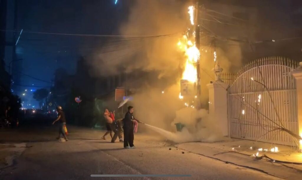 プノンペン都心部　雨による漏電発火で電柱3本が燃えあがる