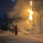 プノンペン都心部　雨による漏電発火で電柱3本が燃えあがる