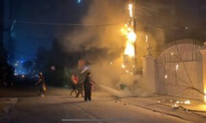 プノンペン都心部　雨による漏電発火で電柱3本が燃えあがる